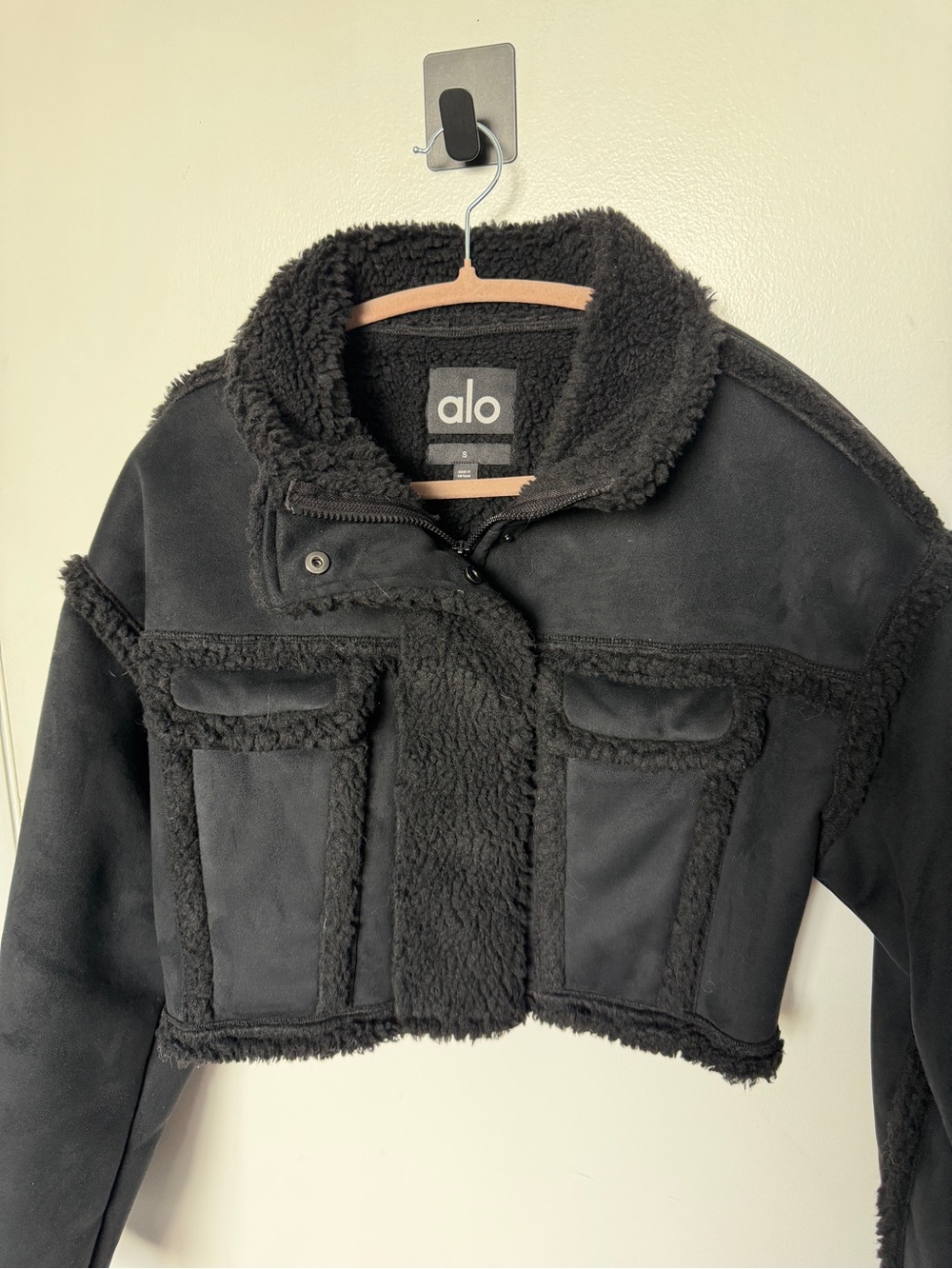 RARE NWOT Oversized Alo Yoga Faux Shearling Snowfall Cropped Jacket - Black - Picture 7 of 14